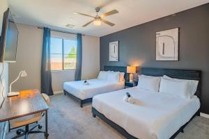 Modern 2BR Uptown Biltmore Gym Pool Parking WD