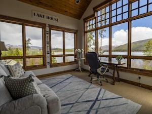 Five-Bedroom Holiday Home room in Shadow Mountain Villa