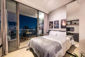 BHaus Allianz Park VN Turiassu - Studio com Varanda e Vista Incrível 21o andar - Academia - Piscina no Rooftop - Lavanderia - Coworking - Recepção 24h - Perdizes - Vaga de garagem rotativa mediante disponibilidade - Acomoda 3 pessoas - T24