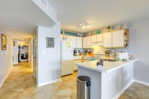 Walkable Beachfront Retreat on Cedar Key!