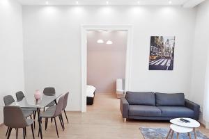 Top Central Rhapsody Residence - 4 rooms - Steps from Major Attractions