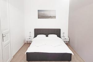 Top Central Rhapsody Residence - 4 rooms - Steps from Major Attractions
