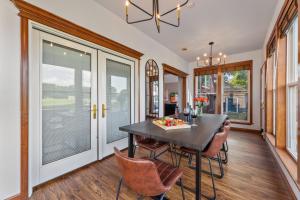 Golf-Side Luxe Escape Sleeps 13 Hot Tub & Theater