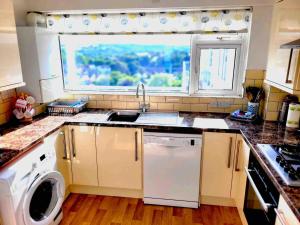 Bright 2BR Apartment with Best Views in Tenby Beach 1 min