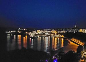 Bright 2BR Apartment with Best Views in Tenby Beach 1 min