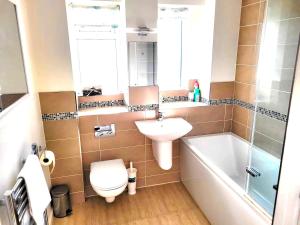 Bright 2BR Apartment with Best Views in Tenby Beach 1 min