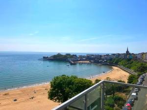Bright 2BR Apartment with Best Views in Tenby Beach 1 min