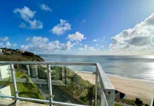 Bright 2BR Apartment with Best Views in Tenby Beach 1 min