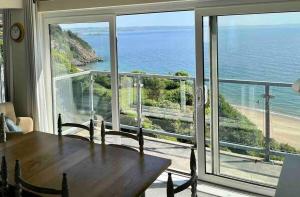 Bright 2BR Apartment with Best Views in Tenby Beach 1 min