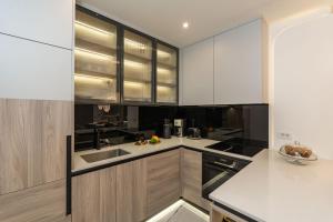 The Signature Suite - two bedroom modern apartment in Lapad