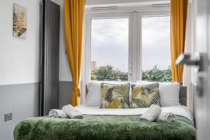 Peaceful 3 Bed Acton Retreat Zone 2 Sleeps 9