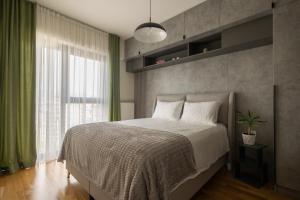 Luxury City-View Apartment & Free Parking