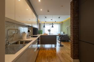 Luxury City-View Apartment & Free Parking