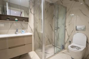 Luxury City-View Apartment & Free Parking