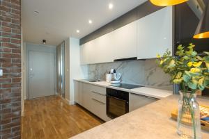 Luxury City-View Apartment & Free Parking
