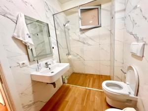 Luxury apartment - parking, pool and beach access