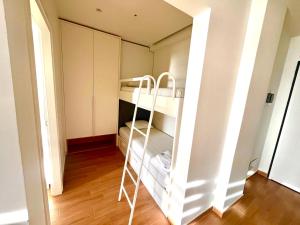 Luxury apartment - parking, pool and beach access