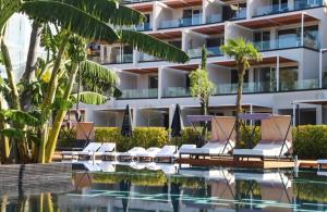 Luxury apartment - parking, pool and beach access