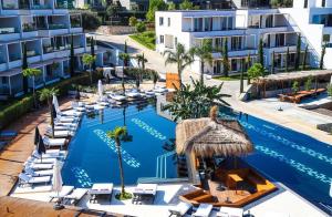 Luxury apartment - parking, pool and beach access