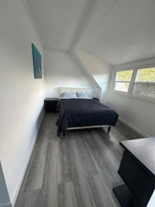 Luxury Master Bedroom with private bathroom walking distance to Sofi Stadium, KIA Forum and Intuit Dome also only train stop away from LAX airport Perfect place for NBA Allstar game and event attendees