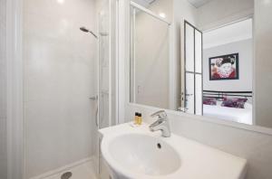 Hotels Hotel De La Darse : photos des chambres
