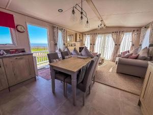 Lovely Caravan With Seaviews And Decking Near Pakefield Beach Ref 68040Cr