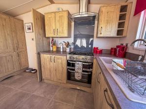 Lovely Caravan With Seaviews And Decking Near Pakefield Beach Ref 68040Cr