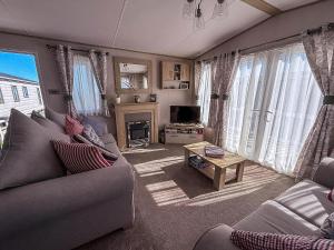 Lovely Caravan With Seaviews And Decking Near Pakefield Beach Ref 68040Cr