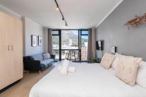 Central Apartments with Panoramic Table Mountain Views