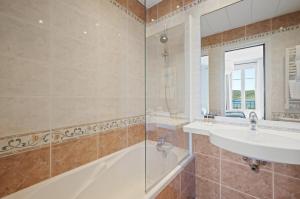 Hotels Hotel De La Darse : photos des chambres