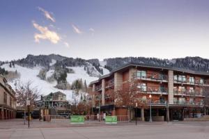 3 Bedroom Premier Vacation Rental In Heart Of Downtown Aspen - Walk To Gondola!