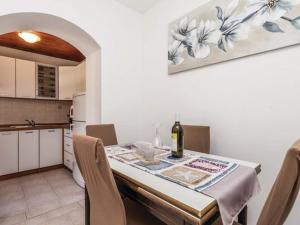 Charming One Bedroom Apartment Povljana - One Bedroom Apartment