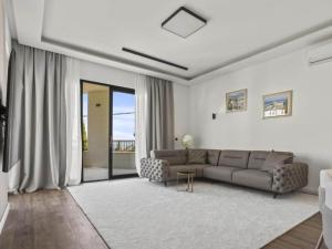 Three-Bedroom Penthouse Apartment