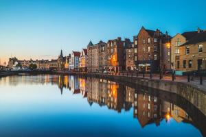 Comfy 2BR Flat - Near City Centre - Great Value Stay & Free Parking