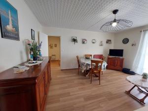 Appartements Spacieux 2 pieces avec balcon et parking proche gare, Royan - FR-1-550-93 : photos des chambres