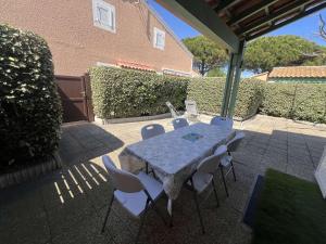 Pavillon 2 pièces avec terrasse et parking, résidence sécurisée - FR-1-701-92