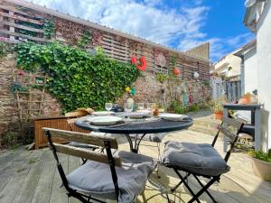 Maisons de vacances Maison renovee, loft artiste, Brem Sur Mer, 3 pers, WIFI - FR-1-231-336 : photos des chambres