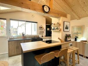 Maisons de vacances Maison renovee, loft artiste, Brem Sur Mer, 3 pers, WIFI - FR-1-231-336 : photos des chambres