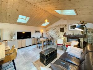 Maisons de vacances Maison renovee, loft artiste, Brem Sur Mer, 3 pers, WIFI - FR-1-231-336 : photos des chambres