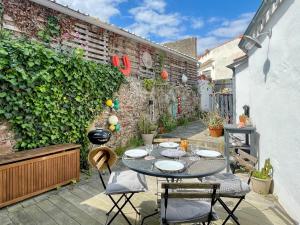 Maisons de vacances Maison renovee, loft artiste, Brem Sur Mer, 3 pers, WIFI - FR-1-231-336 : photos des chambres