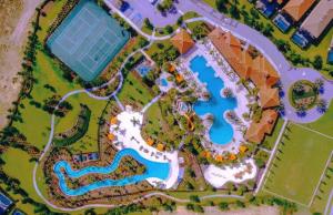 Family Retreat - Room with Double beds shared bath-Luxury Club-Pool SPA-near Disney Parks with WiFi