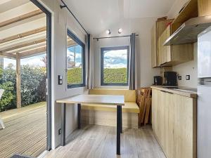 Maisons de vacances Sejour en Tiny House a Jullouville, piscine et parking inclus - FR-1-361A-95 : photos des chambres