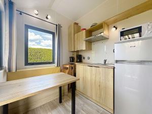 Maisons de vacances Sejour en Tiny House a Jullouville, piscine et parking inclus - FR-1-361A-95 : photos des chambres