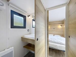 Maisons de vacances Sejour en Tiny House a Jullouville, piscine et parking inclus - FR-1-361A-95 : photos des chambres