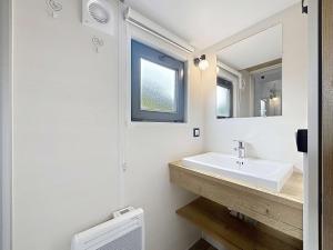 Maisons de vacances Sejour en Tiny House a Jullouville, piscine et parking inclus - FR-1-361A-95 : photos des chambres