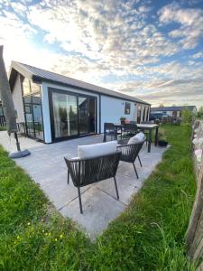 Elegantes Chalet am Wasser mit Steg Klimaanlage Ferienhaus am See Niederlande