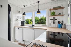 Beautiful Summer House For 8 People And 2 Dogs