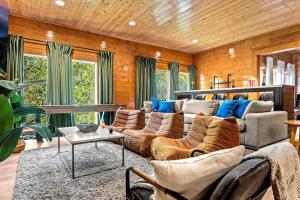 Lux 7BR Cabin, Pool, Hot Tub, Game Room, Dollywood for 24