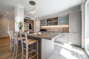Villa Sunrise Gold - Luxury property, with pool & large private garden, few steps from the beach, ideal for families, large groups and people with mobility issuess
