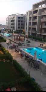 شاليه للايجار 3 غرف مكيفات بقرية جراند هيلز الساحل الشمالى بإطلاله مباشره على البول